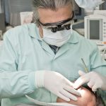 Quel est le delai entre l'extraction dentaire et l'implant ?