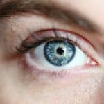 Quels sont les éléments qui justifient le coût d'une opération au laser pour les yeux ?